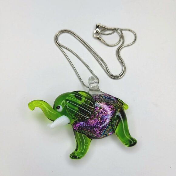 𝅺GREEN Glass Acrylic Elephant Pendant Necklace with shiny Purple gold specks - Picture 3 of 5